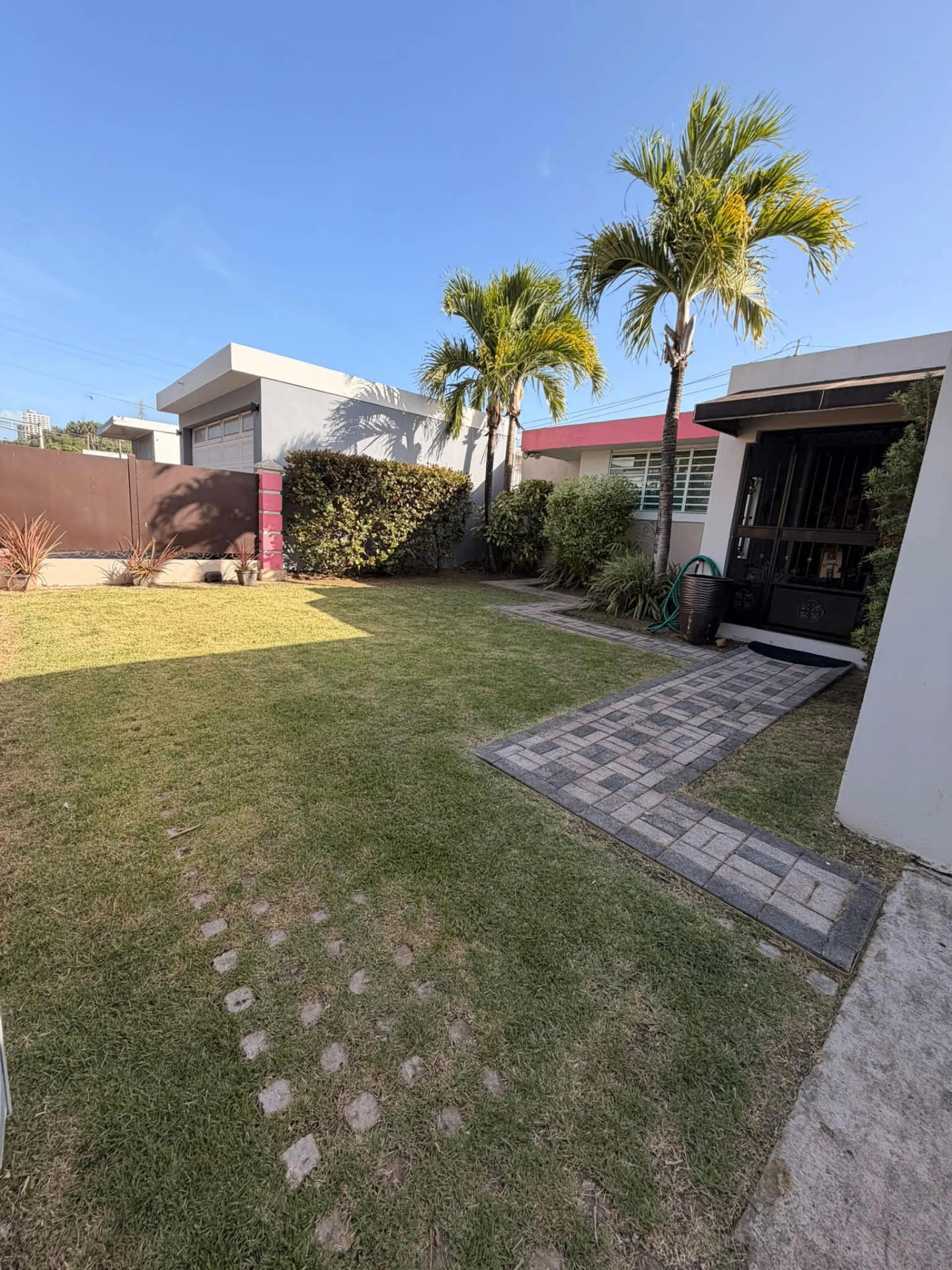 Jardín residencial bien mantenido en Puerto Rico